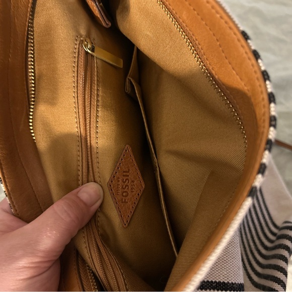 Fossil off white with black striped shoulder bag
with extra brown leather strap - Picture 10 of 14